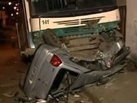 Apesar da destruição do carro, ocupantes sairam ilesos