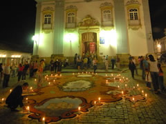 Tapetes feitos com serragem enfeitam a histórica São João del-Rei