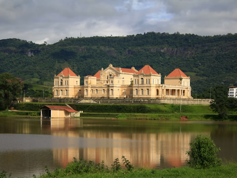 Lago Guanabara e ao fundo o Cassino do Lago, em Lambari