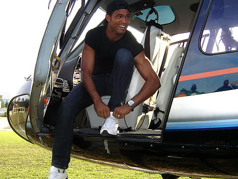 Bruno chega de helic&oacute;ptero a Ribeir&atilde;o da Neves