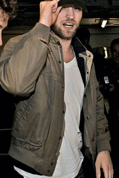 Robert Pattison: camiseta furada e jaqueta puída