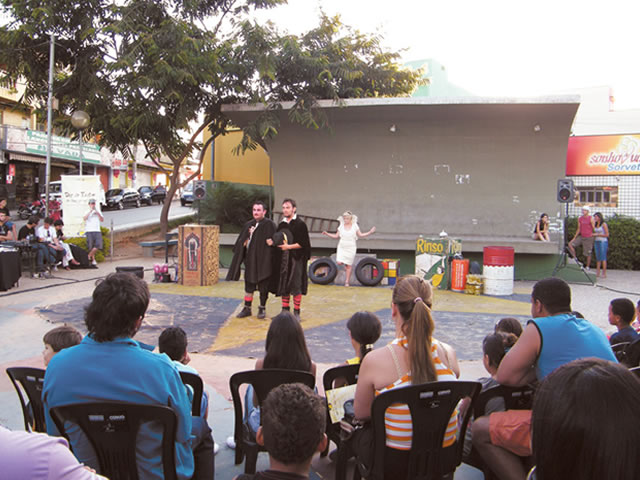 Apresentação do espetáculo “Circo do Lixo” 