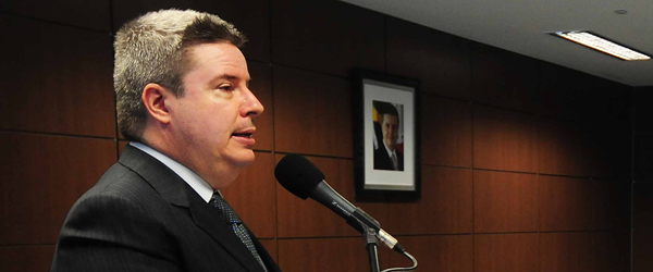 Durante a cerimônia, Anastasia assinou termo de cooperação com a Fundação Itaú Social (Omar Freire/Imprensa MG)